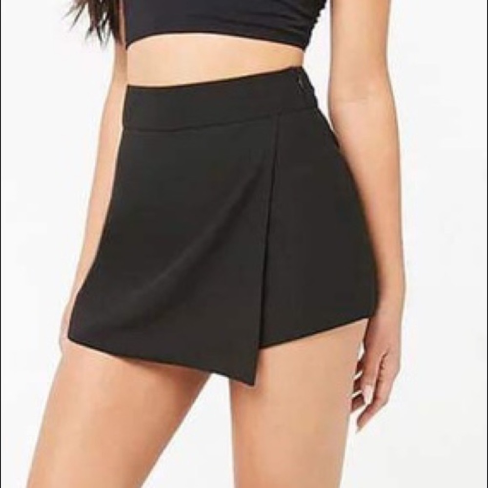 NWT Womens Black Envelope Crepe Skort Size Small